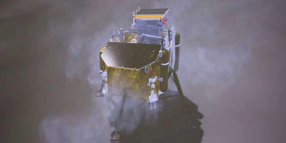 Δέος! – Αυτές είναι οι πρώτες εικόνες από την προσελήνωση στην αθέατη πλευρά του φεγγαριού